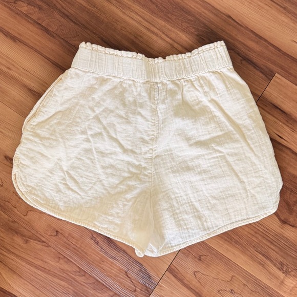 Universal Thread Womens Shorts Beige Textured Elastic Waist Casual - Picture 2 of 3